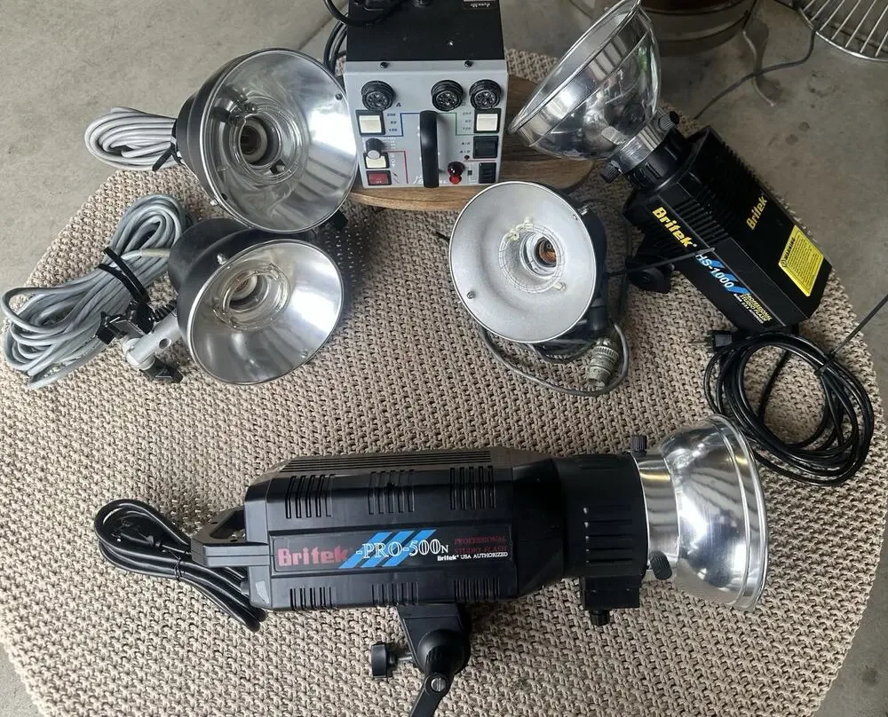 Dynalite M500XL Power Box And Professional Studio Flash Set With 5 Lights